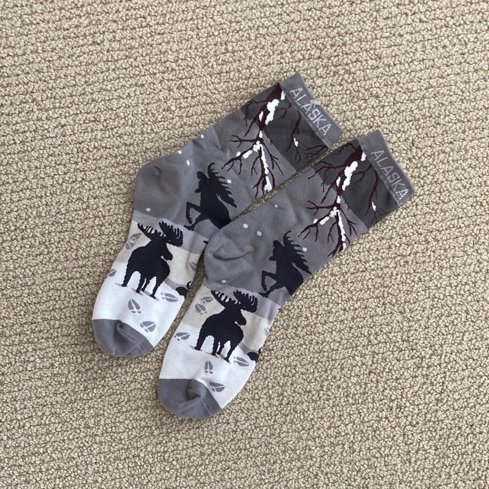 NEW HotSox Alaska Moose Snow Crew Socks Unisex Shoe Size 4 - 10 1/2 Grey NWOT